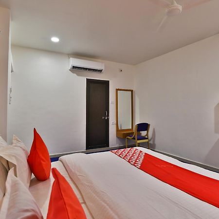 Oyo Milan Party Hall Vadodara Ngoại thất bức ảnh