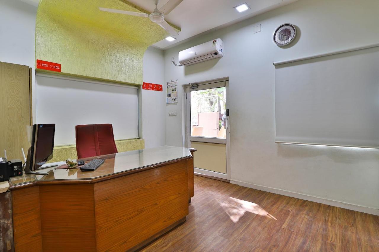 Oyo Milan Party Hall Vadodara Ngoại thất bức ảnh