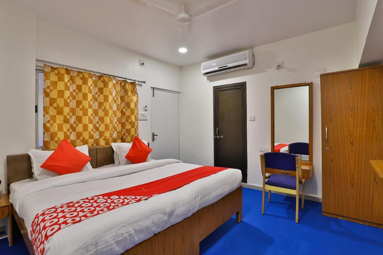Oyo Milan Party Hall Vadodara Ngoại thất bức ảnh
