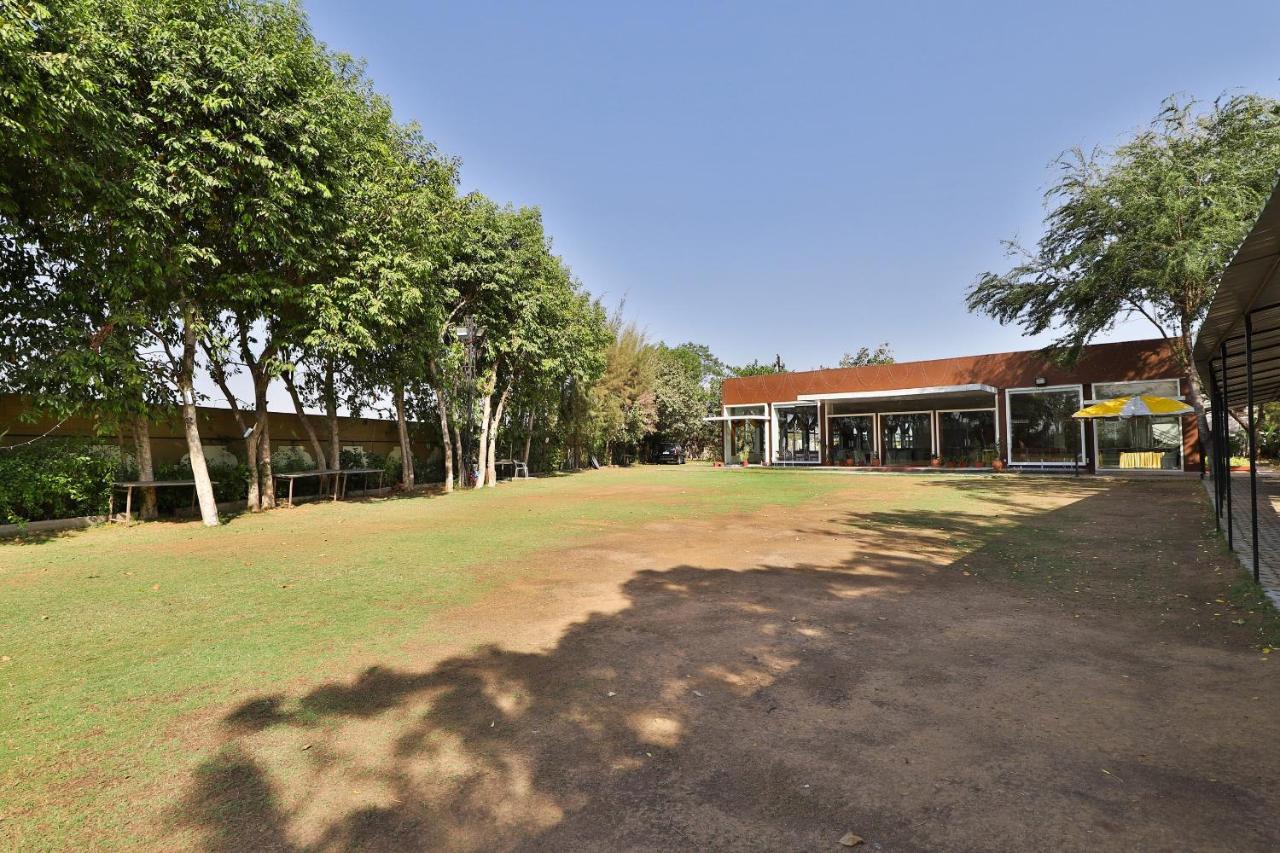 Oyo Milan Party Hall Vadodara Ngoại thất bức ảnh