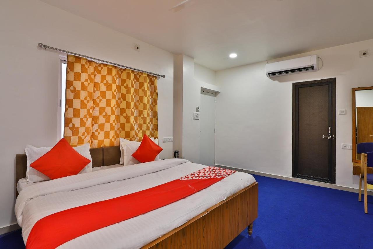 Oyo Milan Party Hall Vadodara Ngoại thất bức ảnh