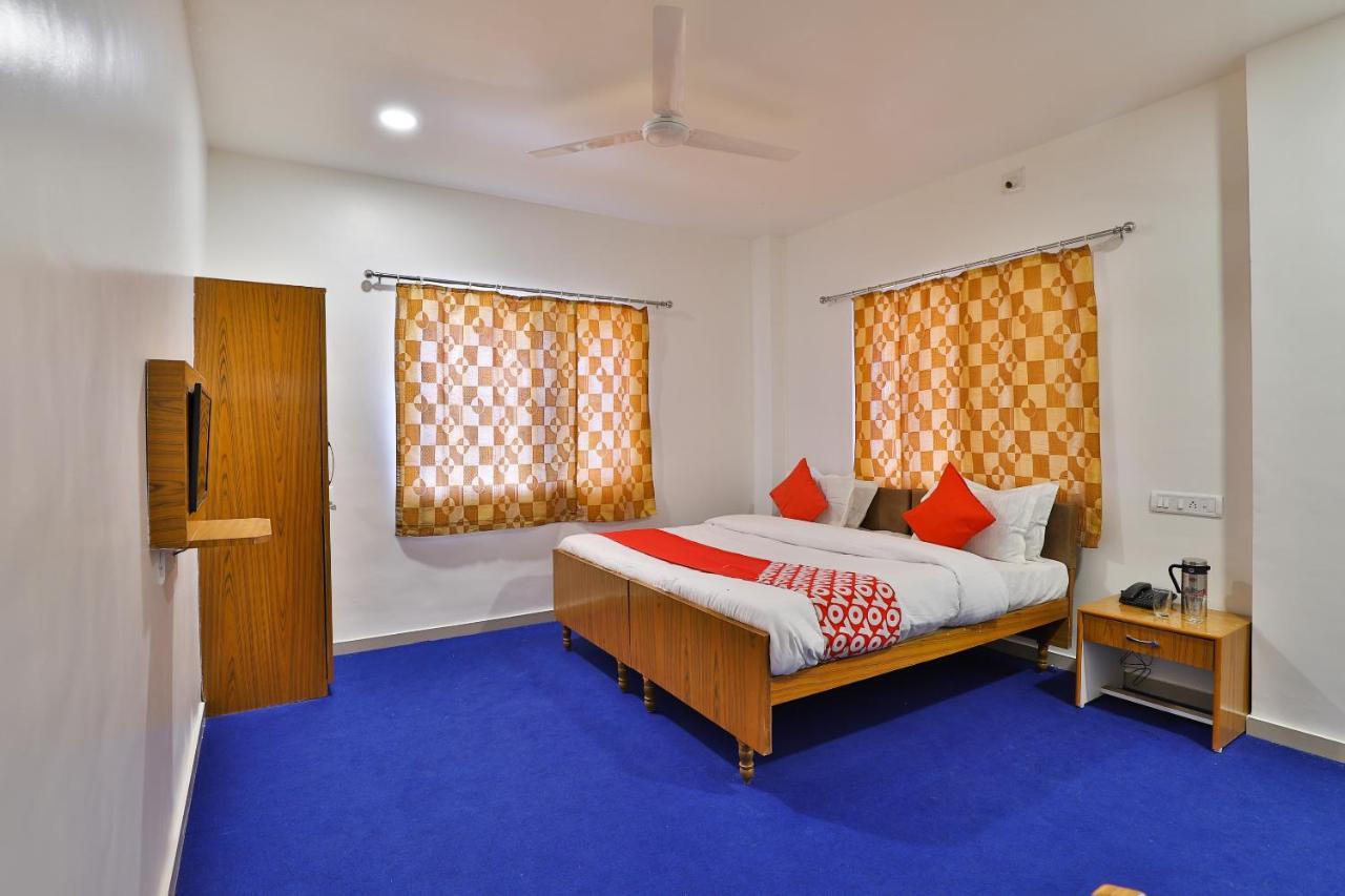 Oyo Milan Party Hall Vadodara Ngoại thất bức ảnh