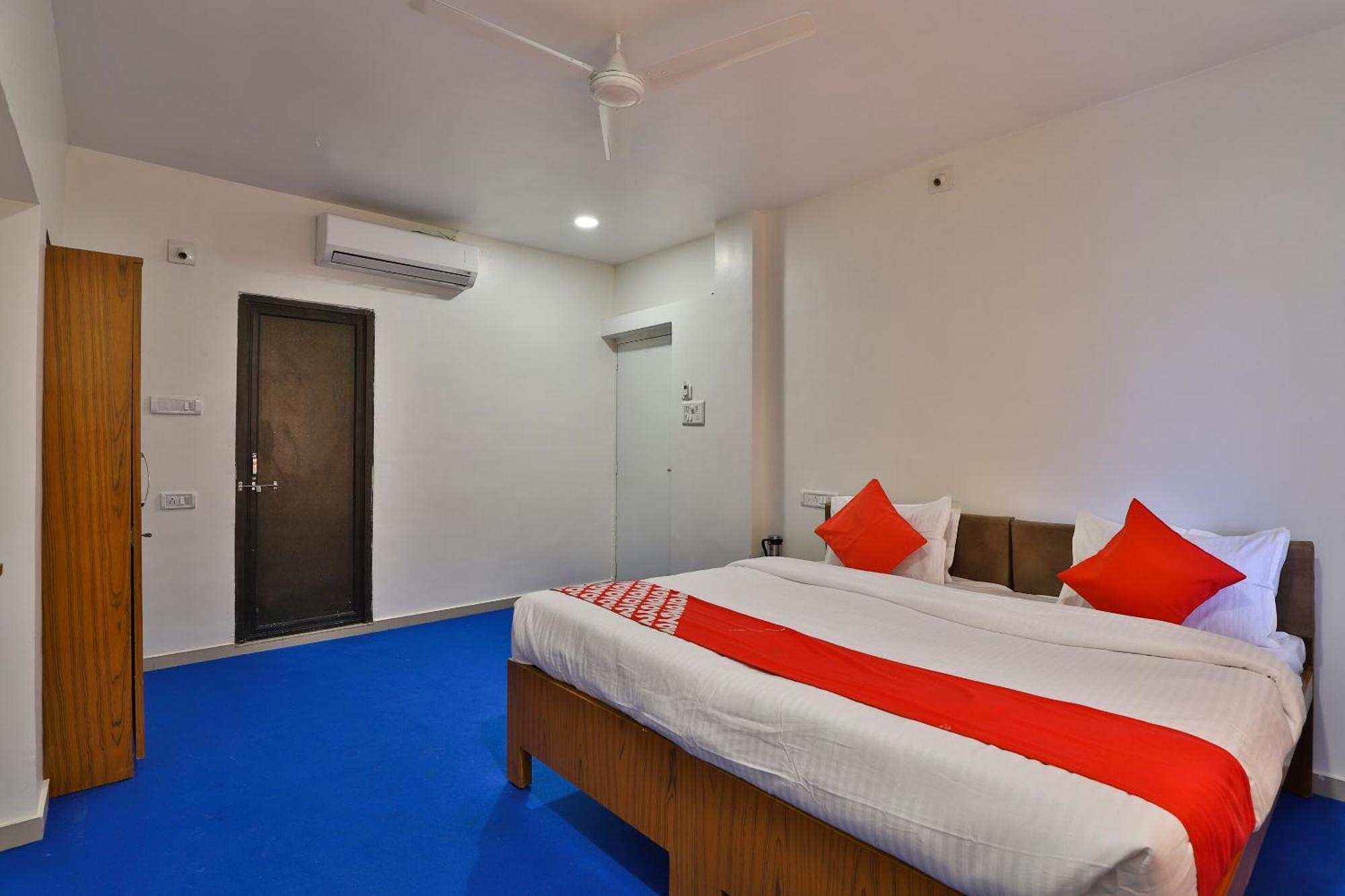Oyo Milan Party Hall Vadodara Ngoại thất bức ảnh