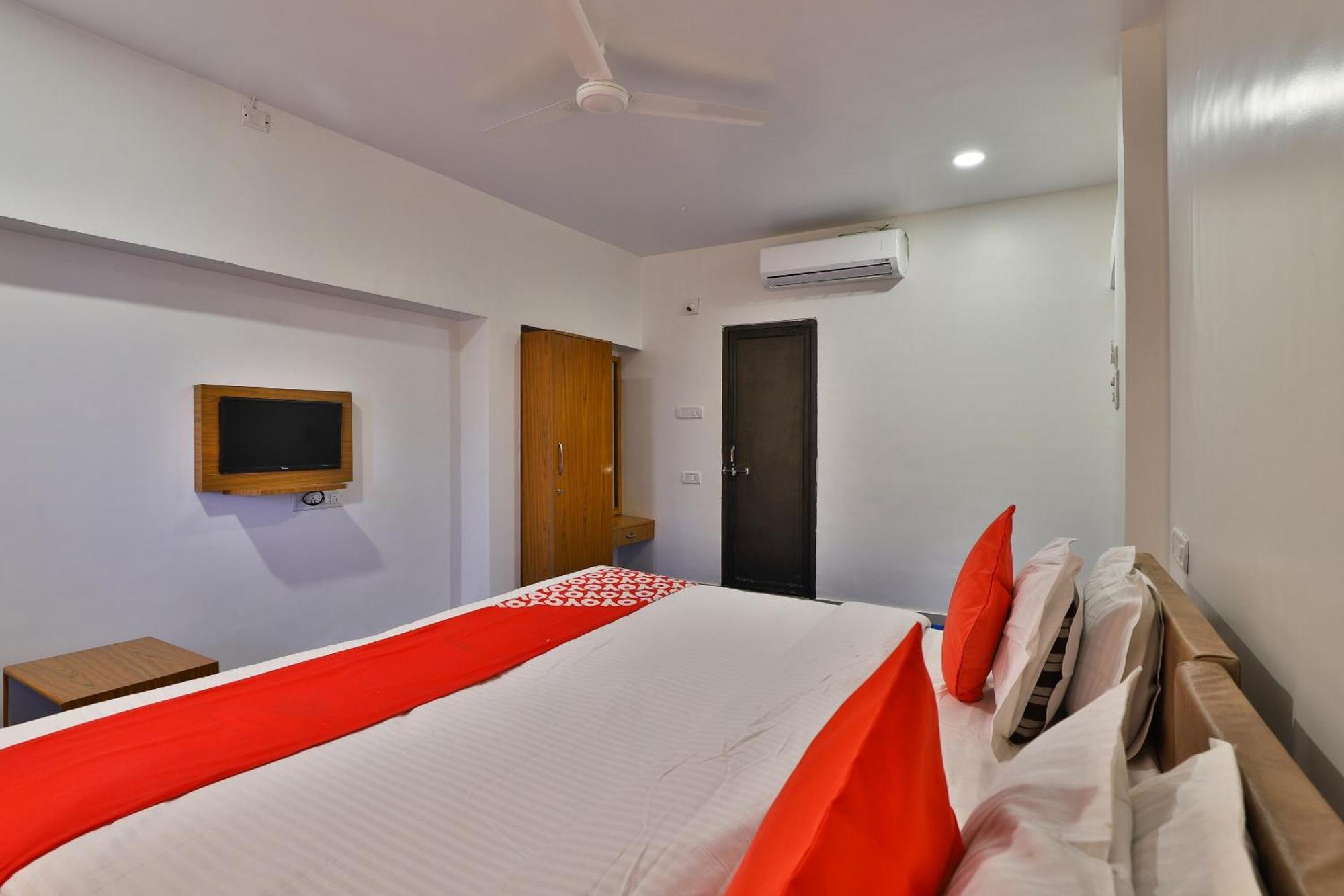 Oyo Milan Party Hall Vadodara Ngoại thất bức ảnh