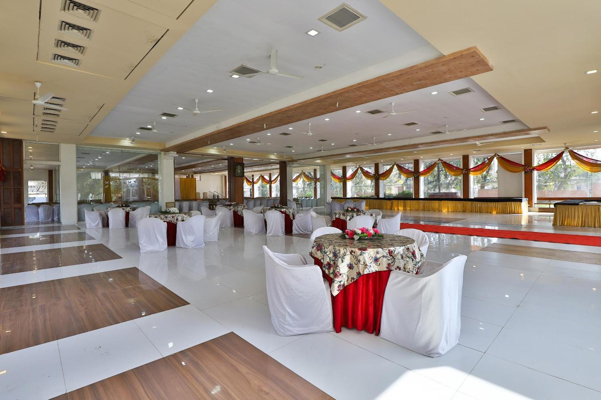 Oyo Milan Party Hall Vadodara Ngoại thất bức ảnh