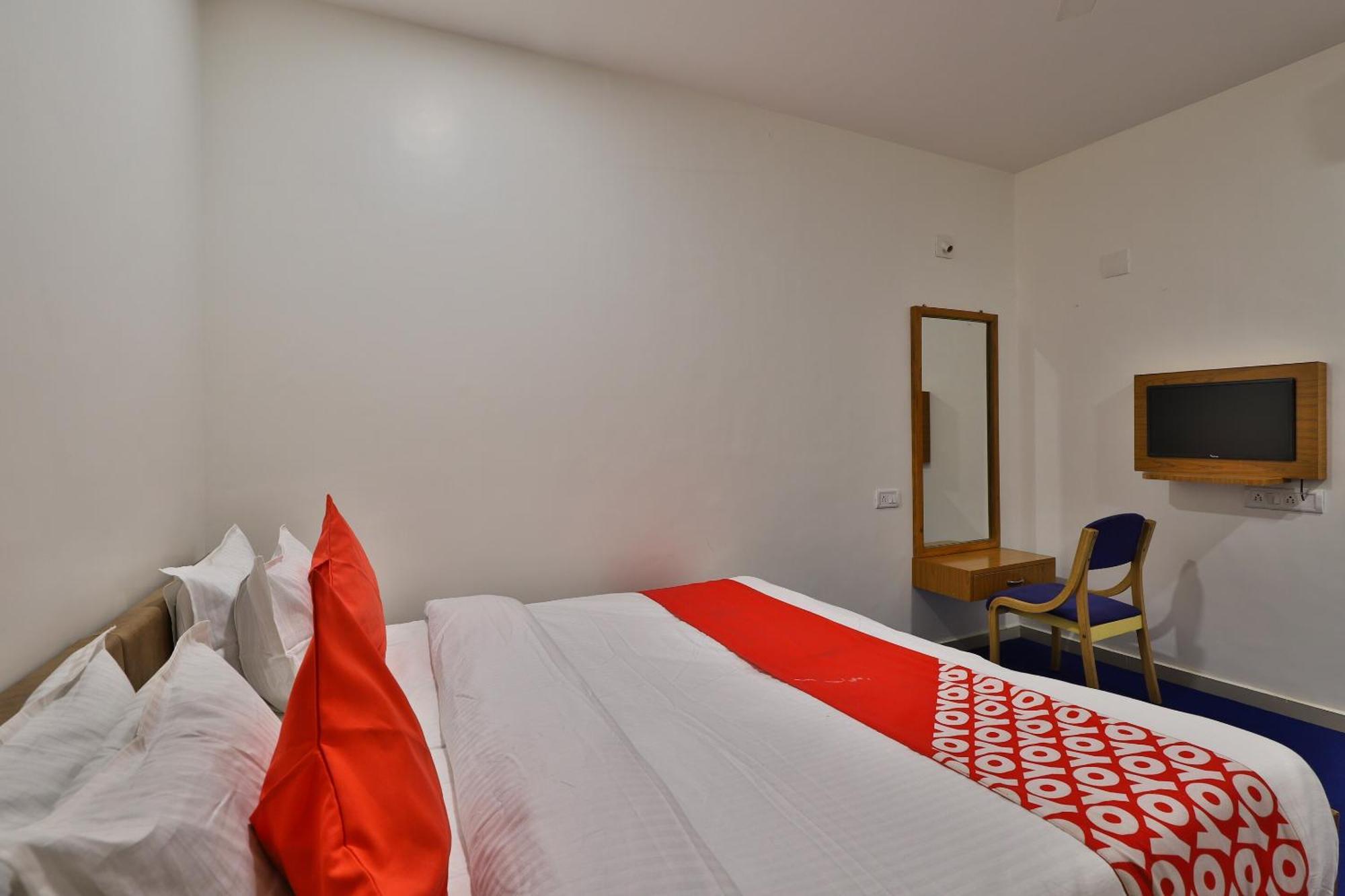 Oyo Milan Party Hall Vadodara Ngoại thất bức ảnh