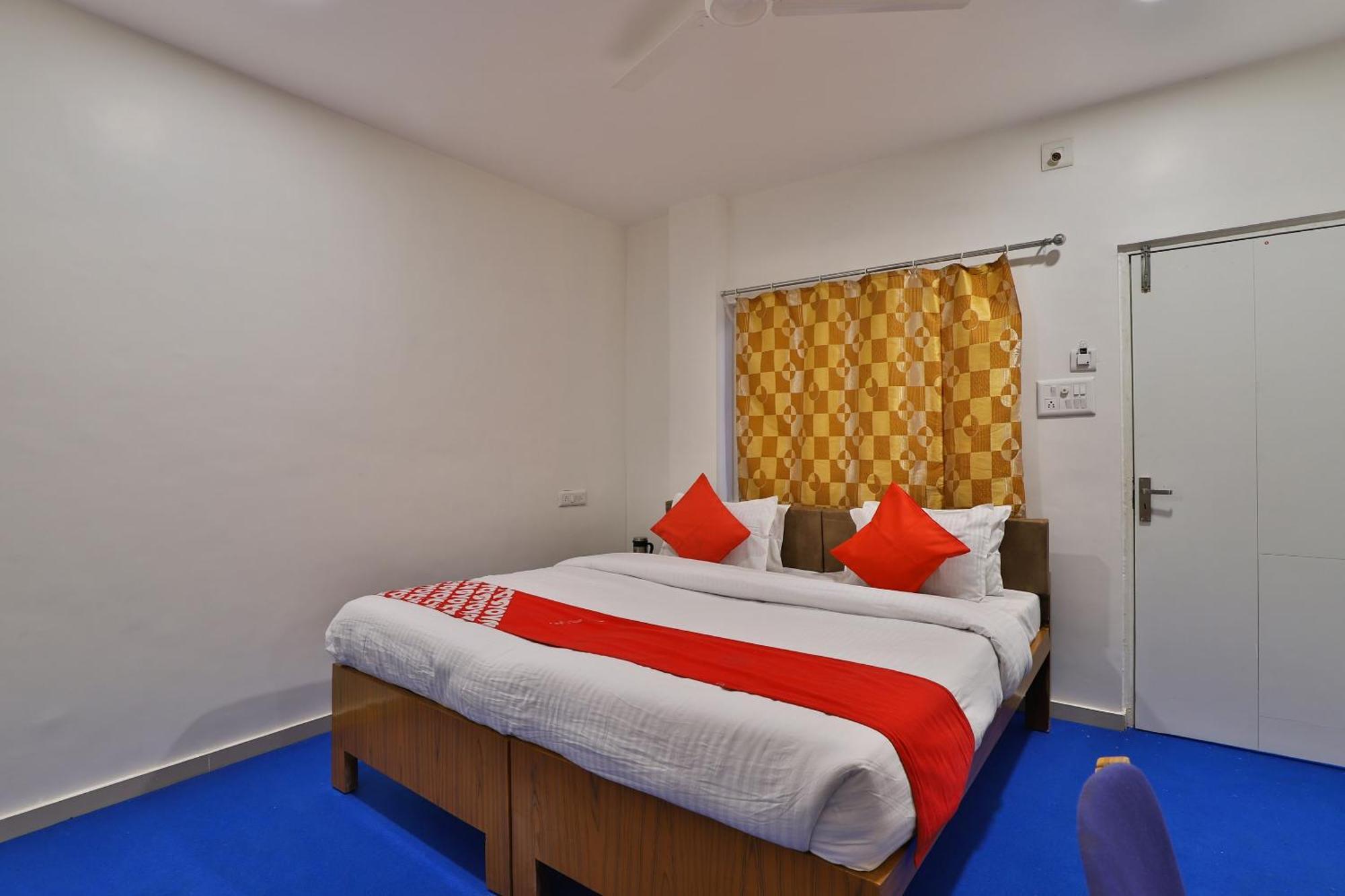 Oyo Milan Party Hall Vadodara Ngoại thất bức ảnh
