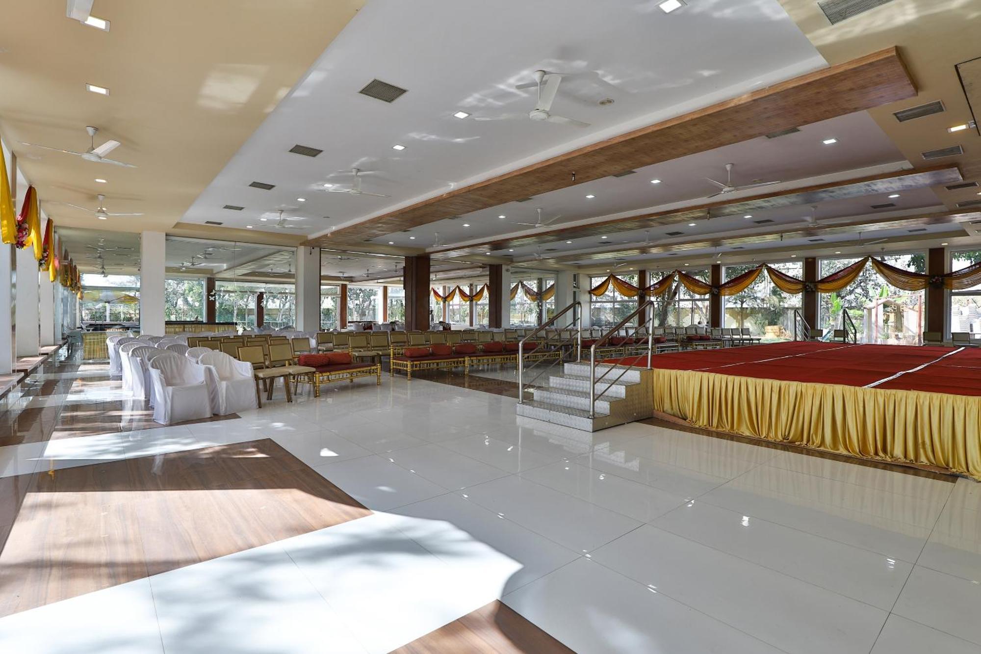 Oyo Milan Party Hall Vadodara Ngoại thất bức ảnh