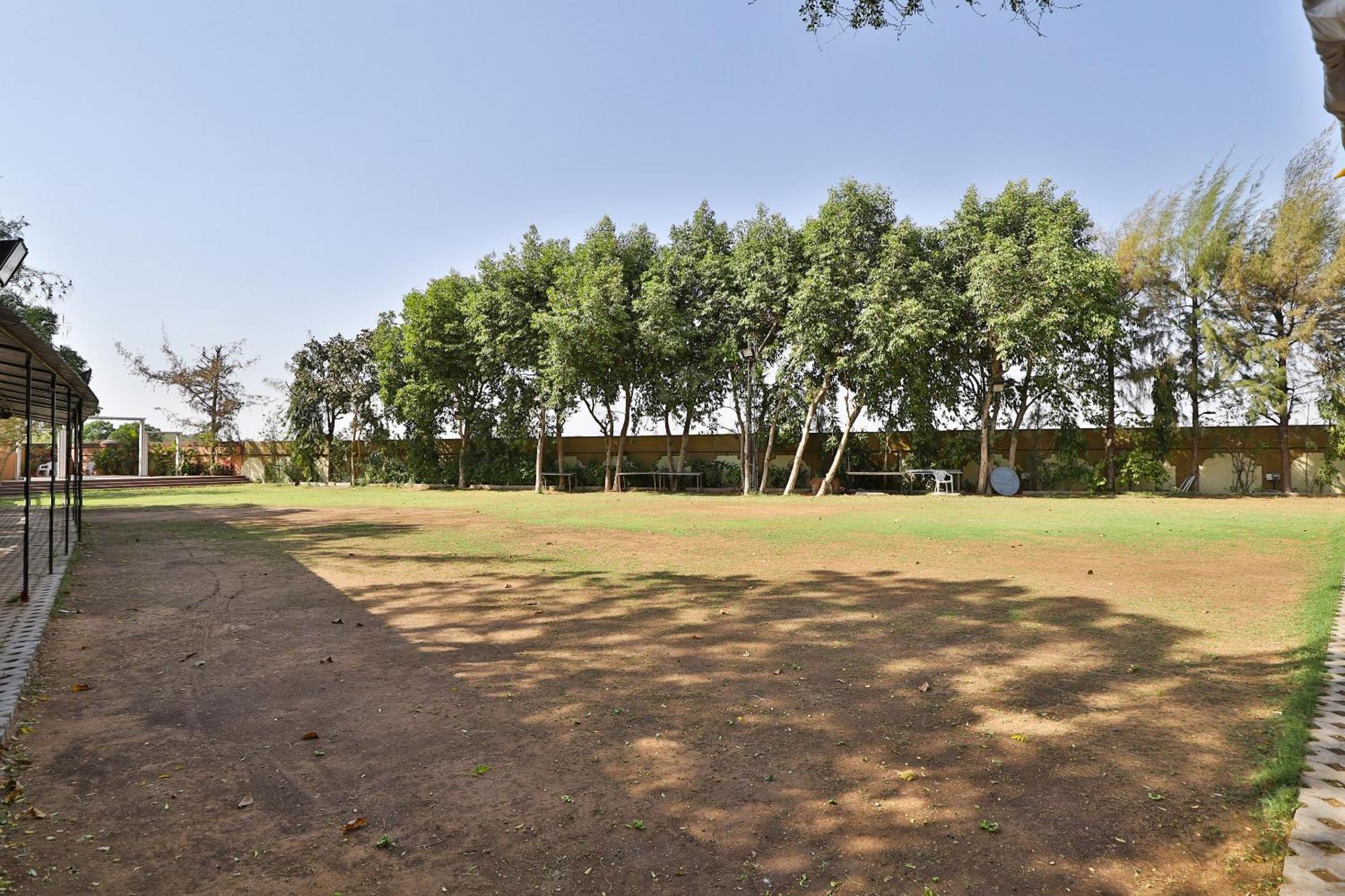 Oyo Milan Party Hall Vadodara Ngoại thất bức ảnh