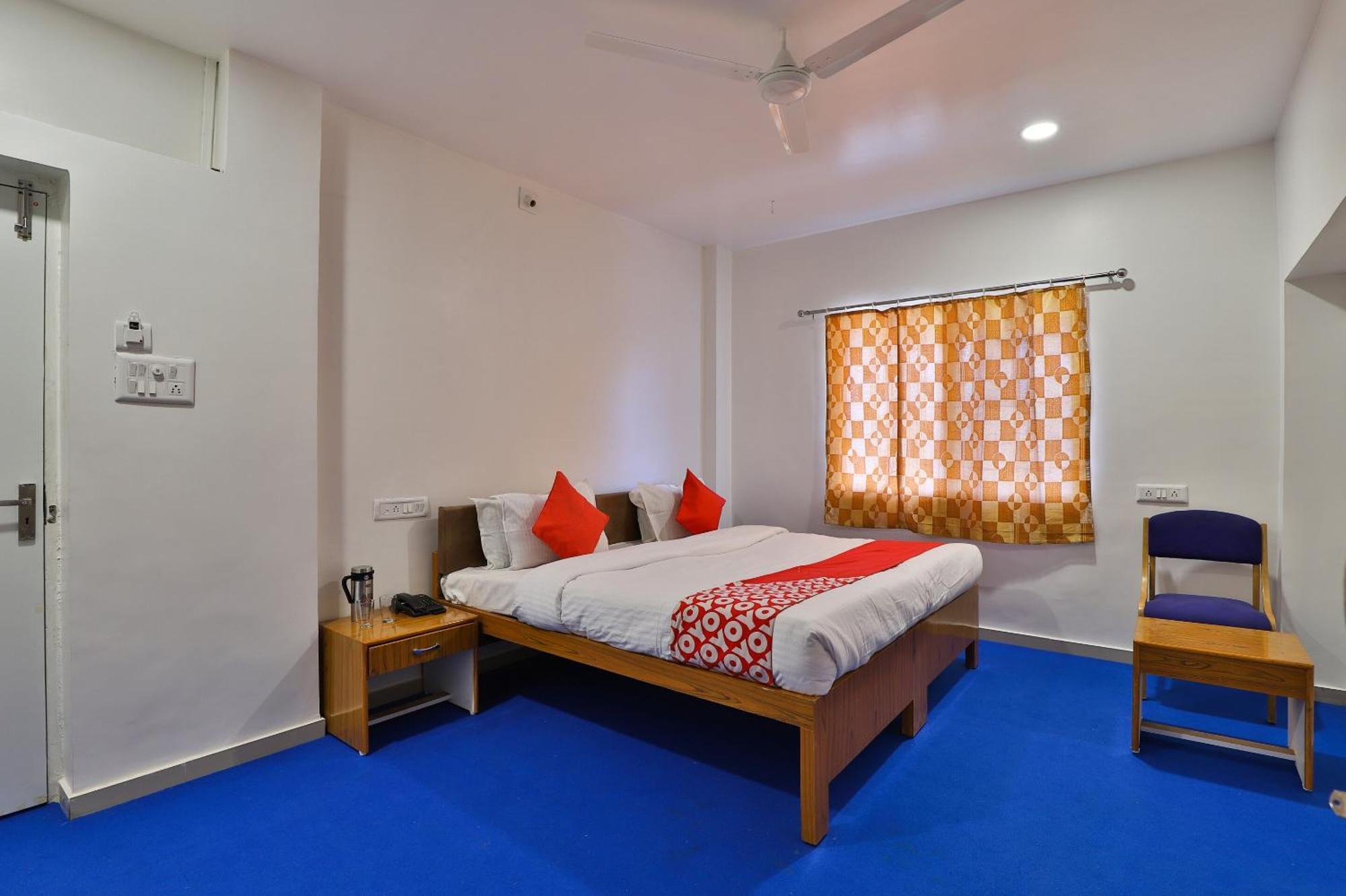 Oyo Milan Party Hall Vadodara Ngoại thất bức ảnh