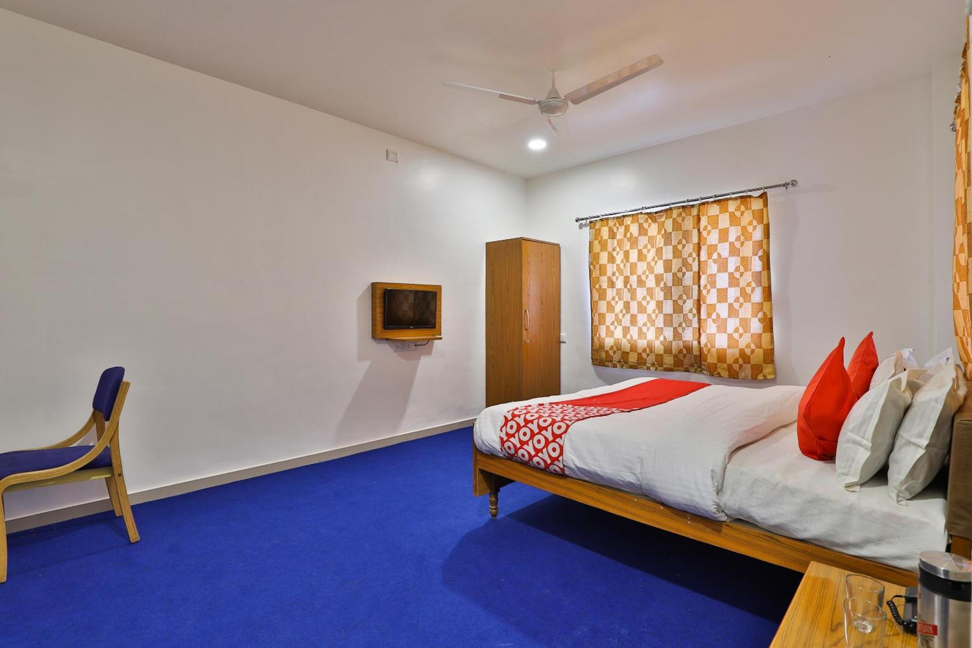 Oyo Milan Party Hall Vadodara Ngoại thất bức ảnh
