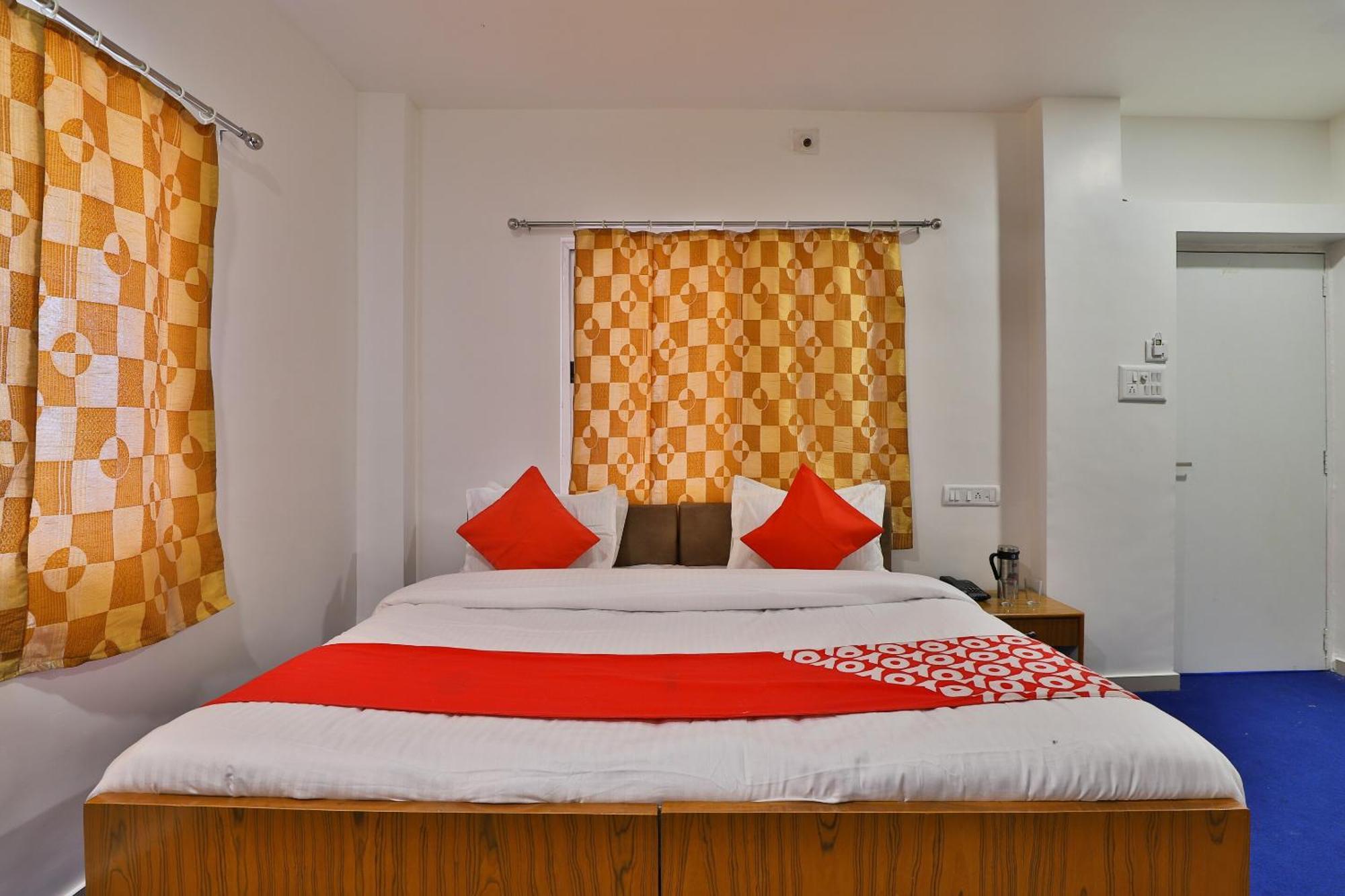 Oyo Milan Party Hall Vadodara Ngoại thất bức ảnh