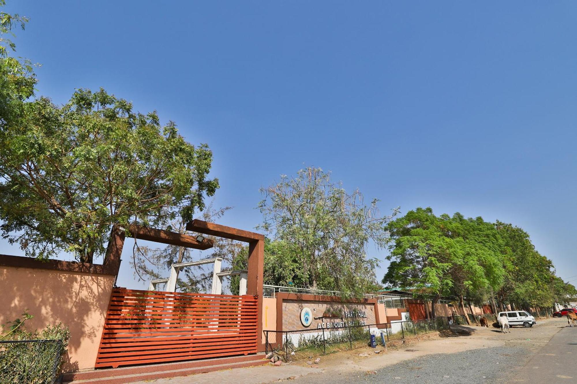 Oyo Milan Party Hall Vadodara Ngoại thất bức ảnh