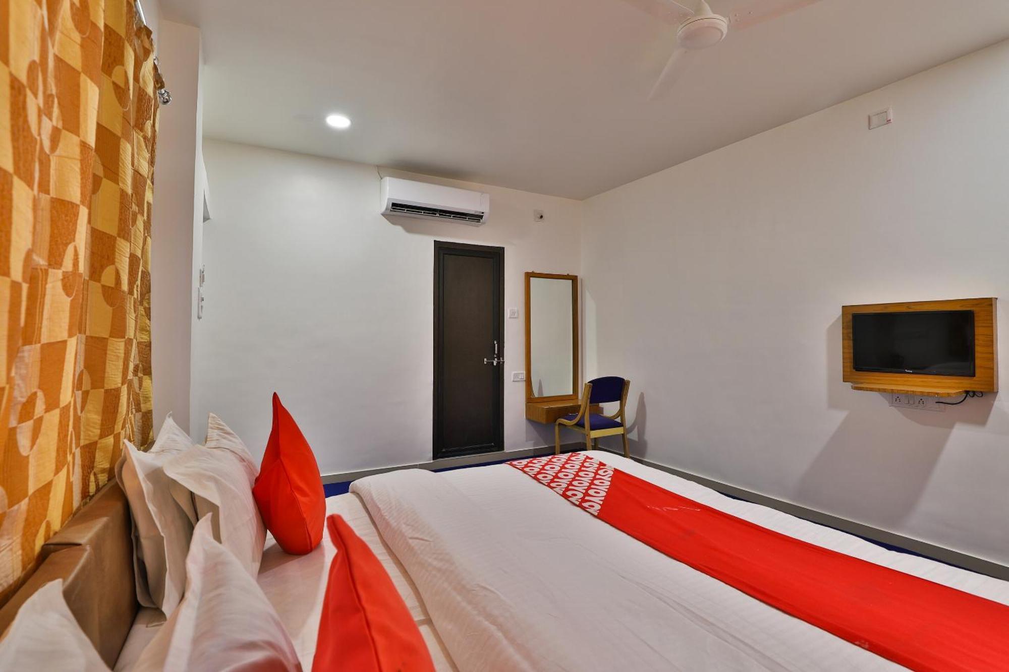 Oyo Milan Party Hall Vadodara Ngoại thất bức ảnh