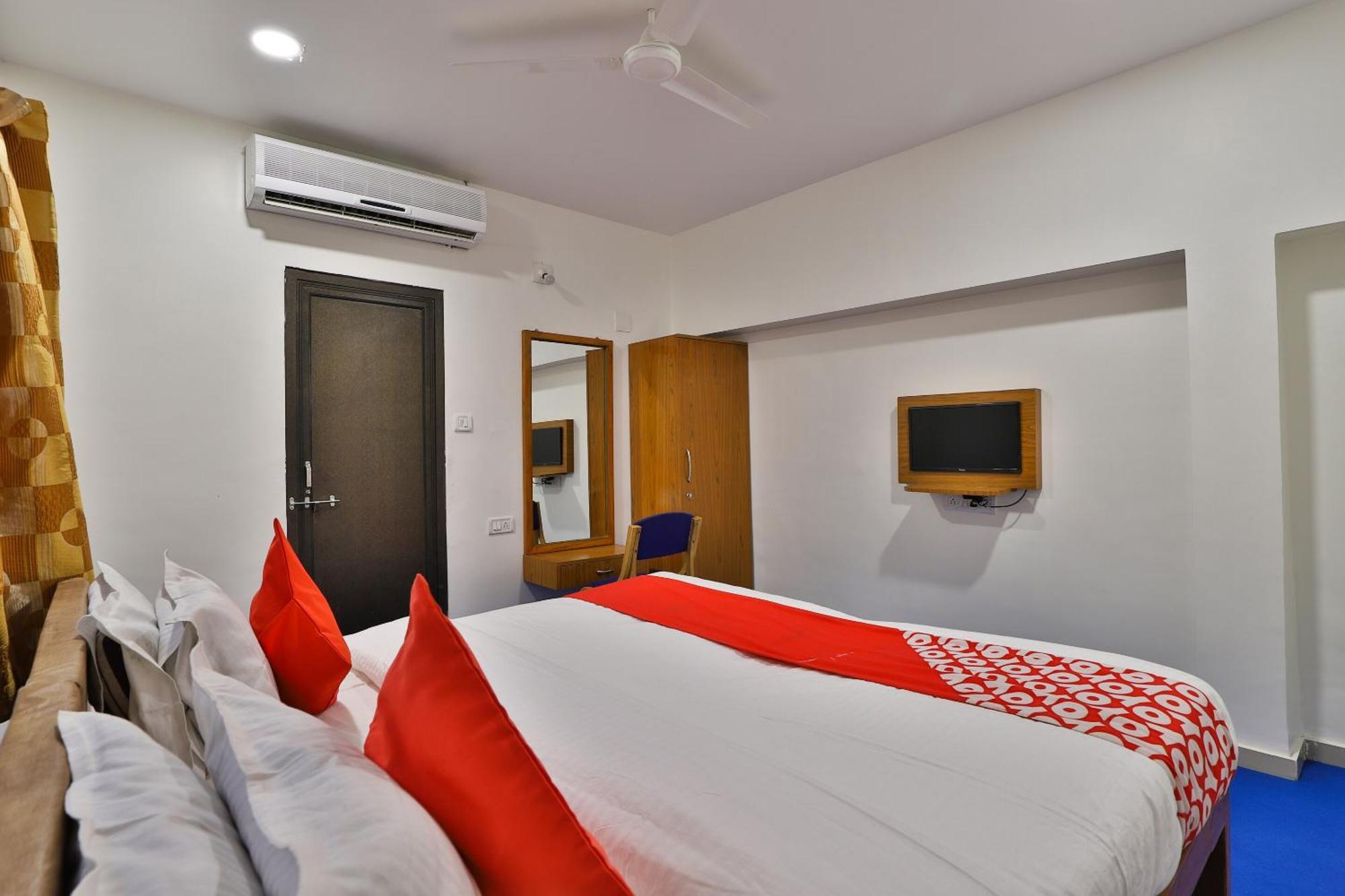 Oyo Milan Party Hall Vadodara Ngoại thất bức ảnh