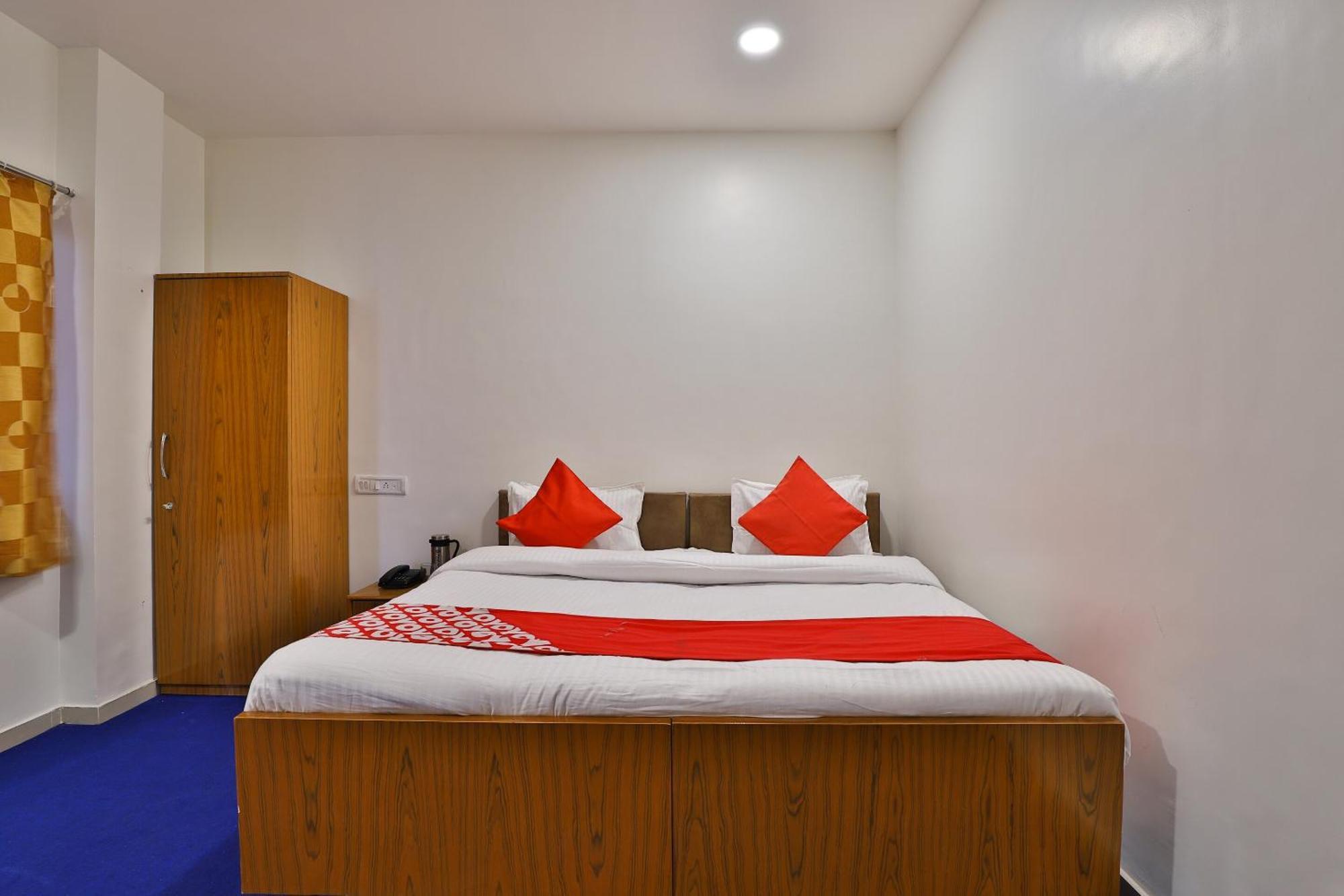 Oyo Milan Party Hall Vadodara Ngoại thất bức ảnh