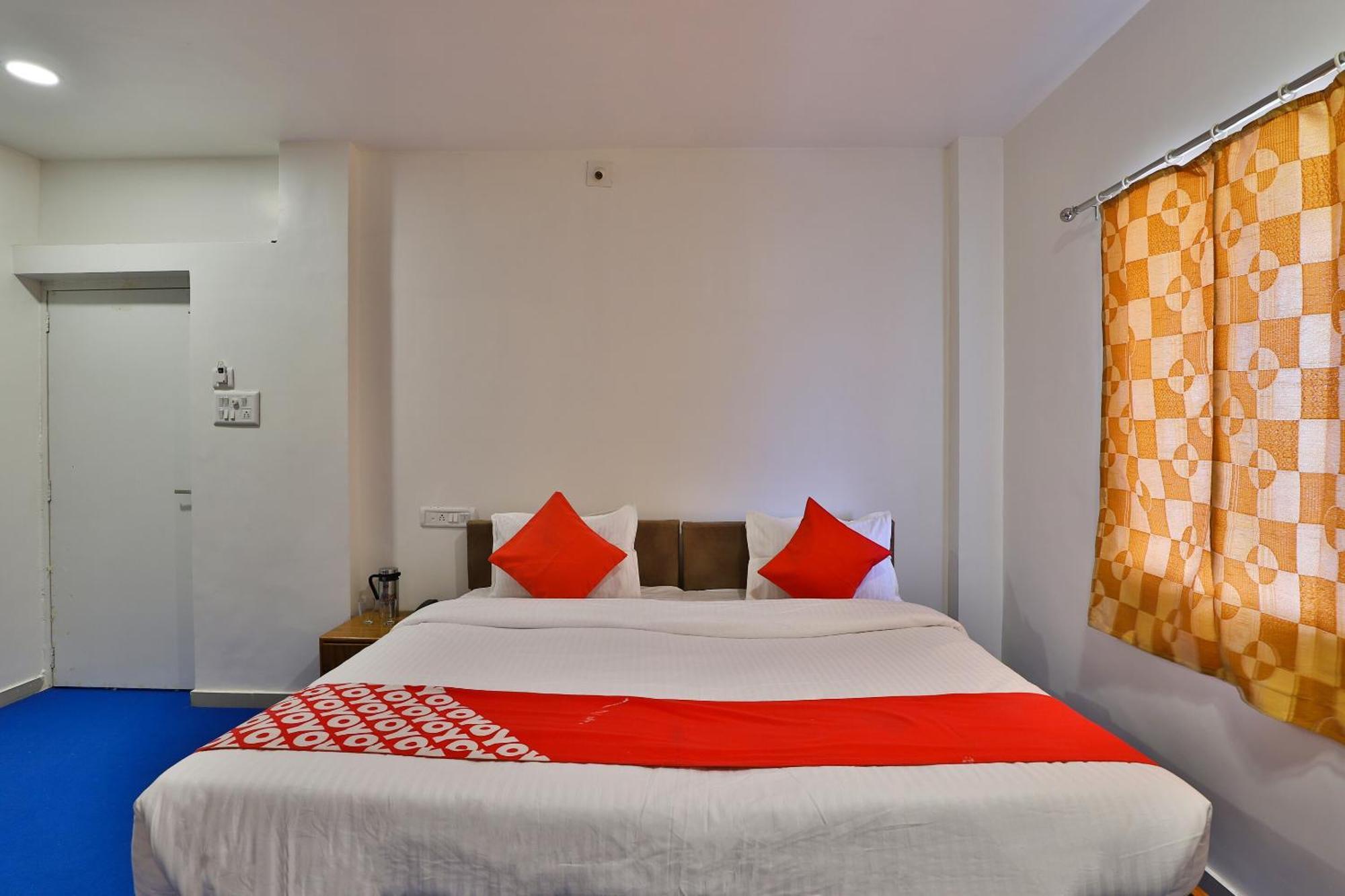 Oyo Milan Party Hall Vadodara Ngoại thất bức ảnh