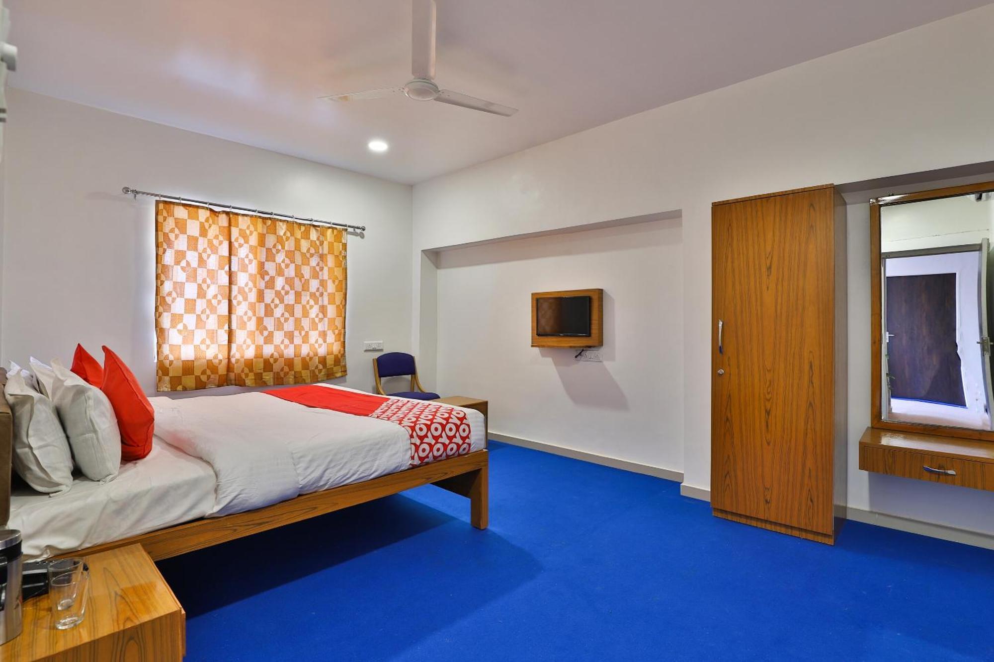 Oyo Milan Party Hall Vadodara Ngoại thất bức ảnh