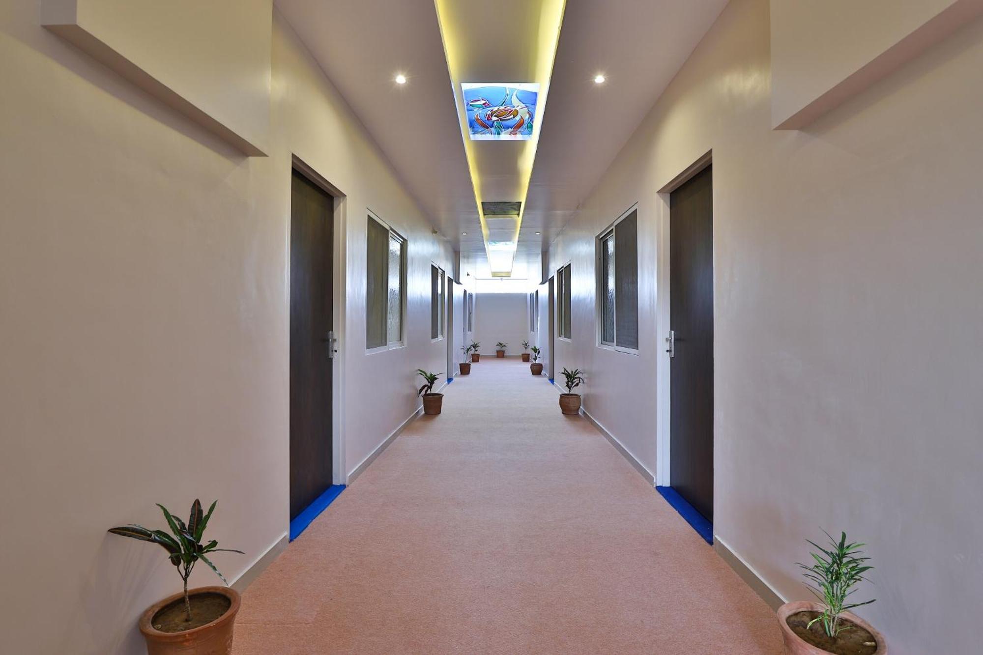 Oyo Milan Party Hall Vadodara Ngoại thất bức ảnh