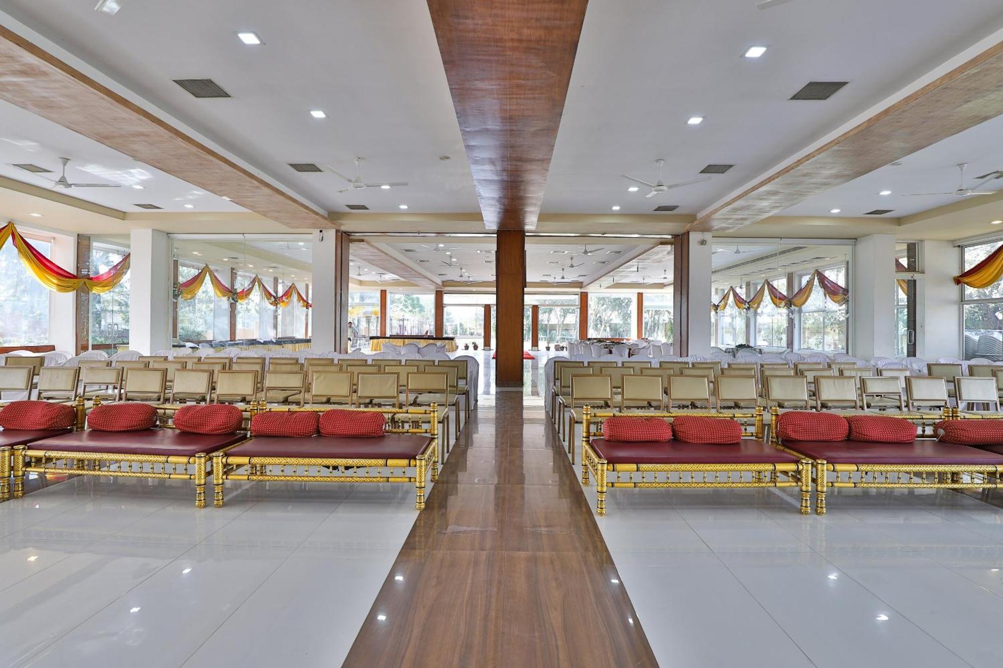 Oyo Milan Party Hall Vadodara Ngoại thất bức ảnh