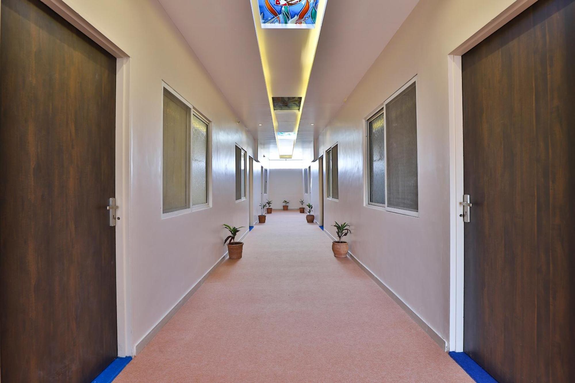 Oyo Milan Party Hall Vadodara Ngoại thất bức ảnh