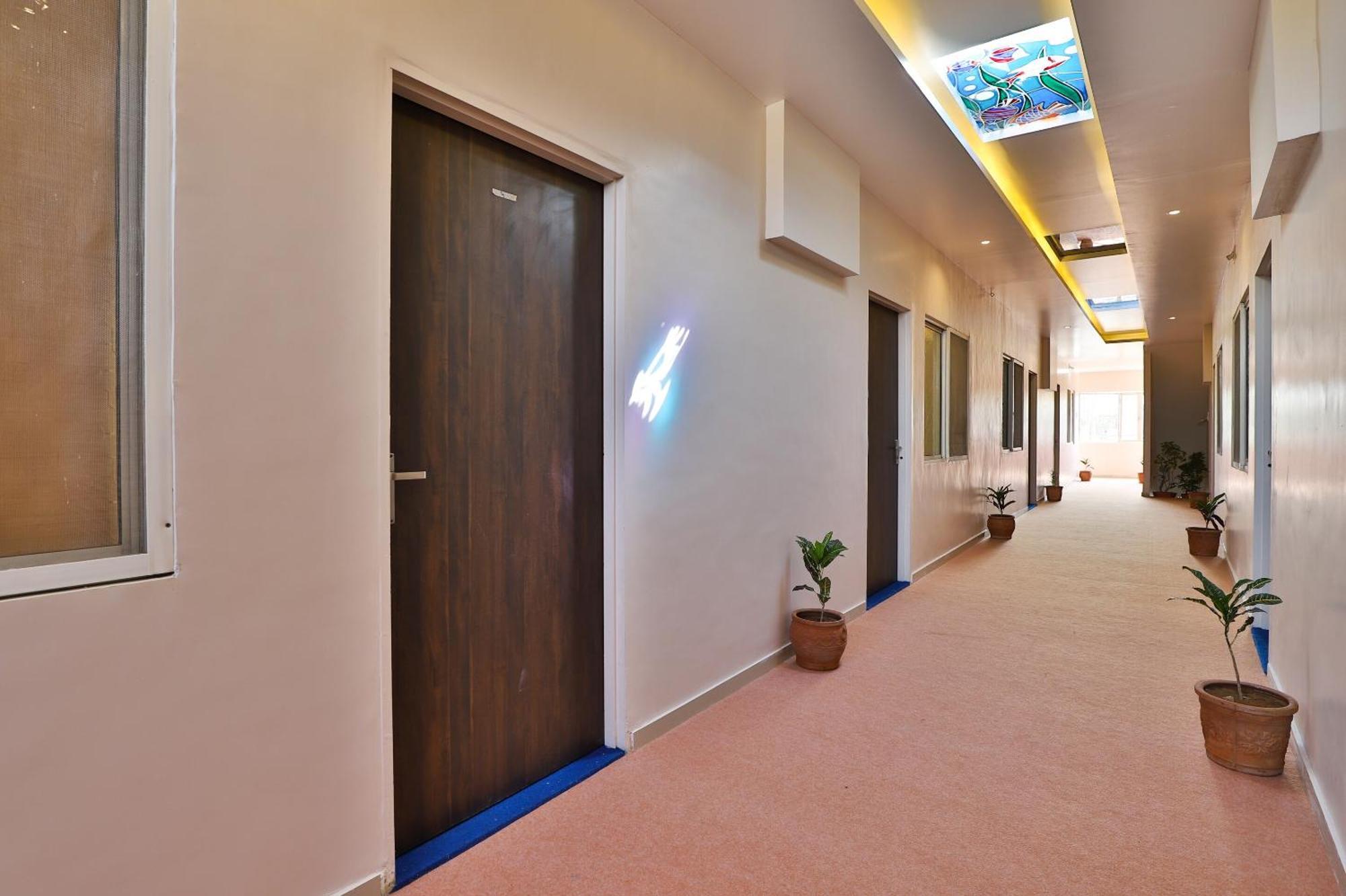 Oyo Milan Party Hall Vadodara Ngoại thất bức ảnh